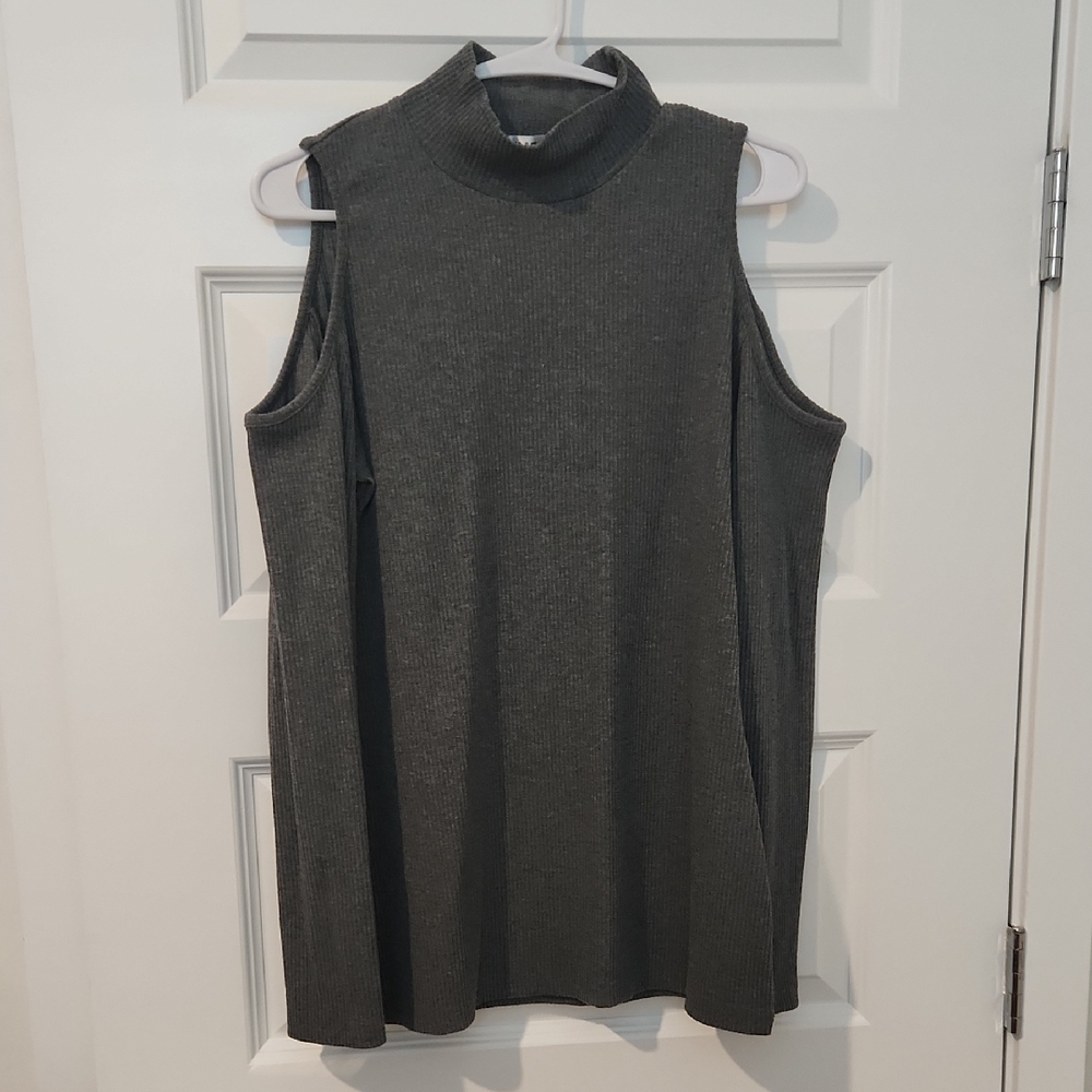 TEMOFON Gray Cold-Shoulder Mock Neck Top!